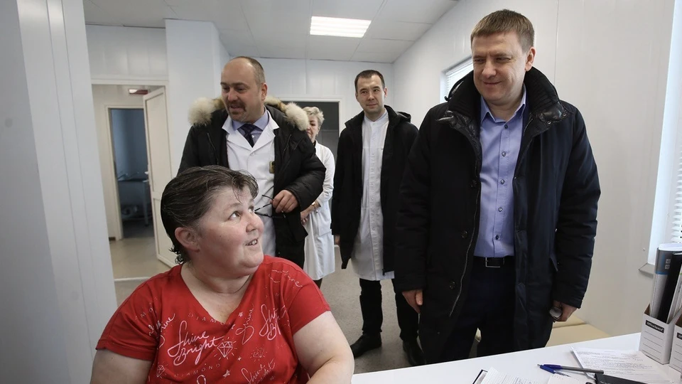 Губернатор редко бывает в кабинете. Больше половины времени он встречается с южноуральцами. Фото: пресс-служба губернатора Челябинской области