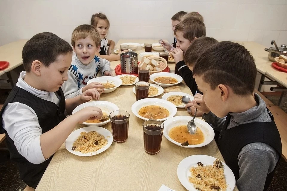 Бесплатными обедами будут кормить учеников с 1 по 4 класс