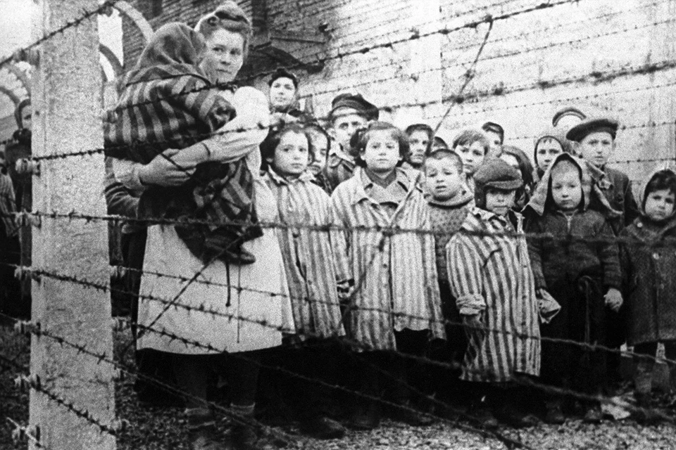 Польша. 27 января 1945 год. Оставшиеся в живых дети после освобождения немецко-фашистского концентрационного лагеря Освенцим советскими войсками. Фотохроника ТАСС