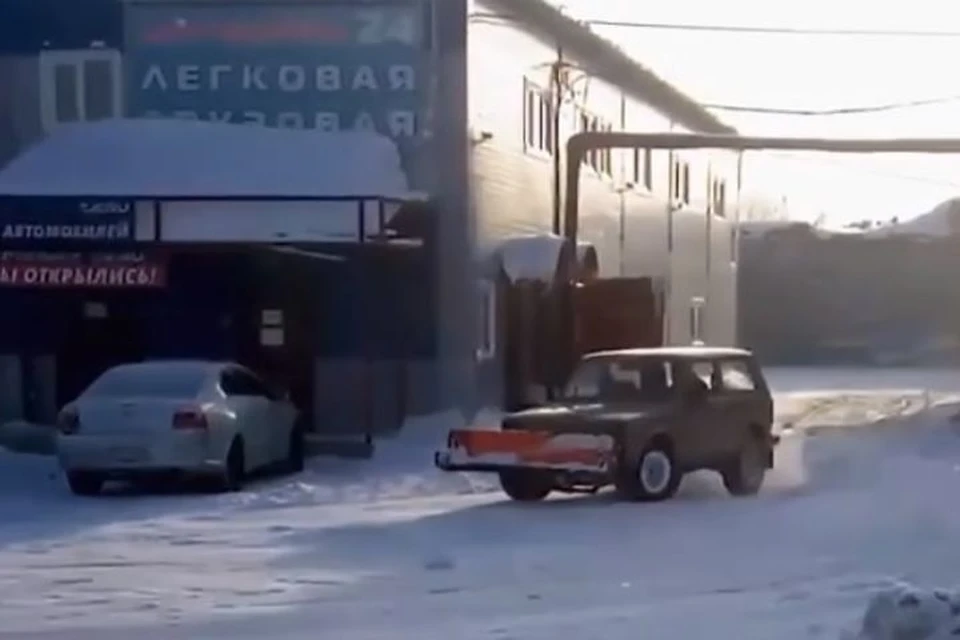 Сибиряк сам соорудил из машины снегоуборщик. Фото: стоп-кадр