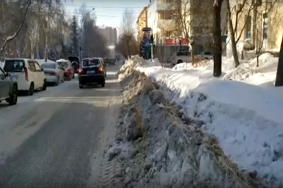 Справа сугробы, слева парковка. Где пройти? Фото: стоп-кадр