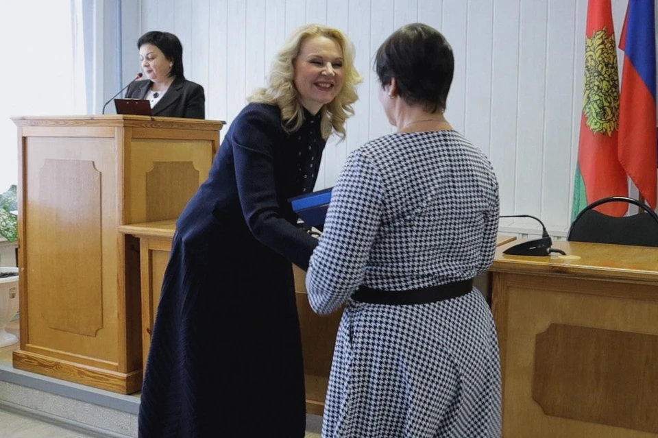Во время визита президента в Липецкую область, Голикова вручила семьям из районов сертификаты на соцконтракт