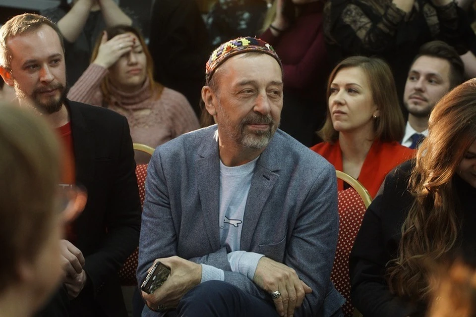 Драматург сейчас работает на два города