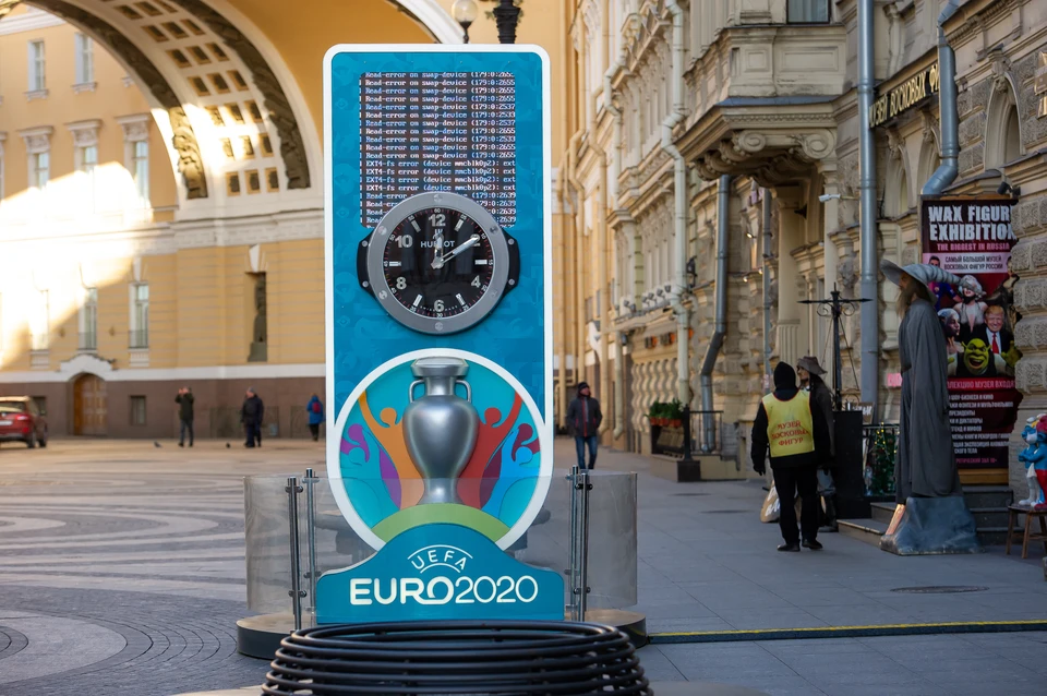 Часы ЕВРО-2020 у Дворцовой площади частично сломались.