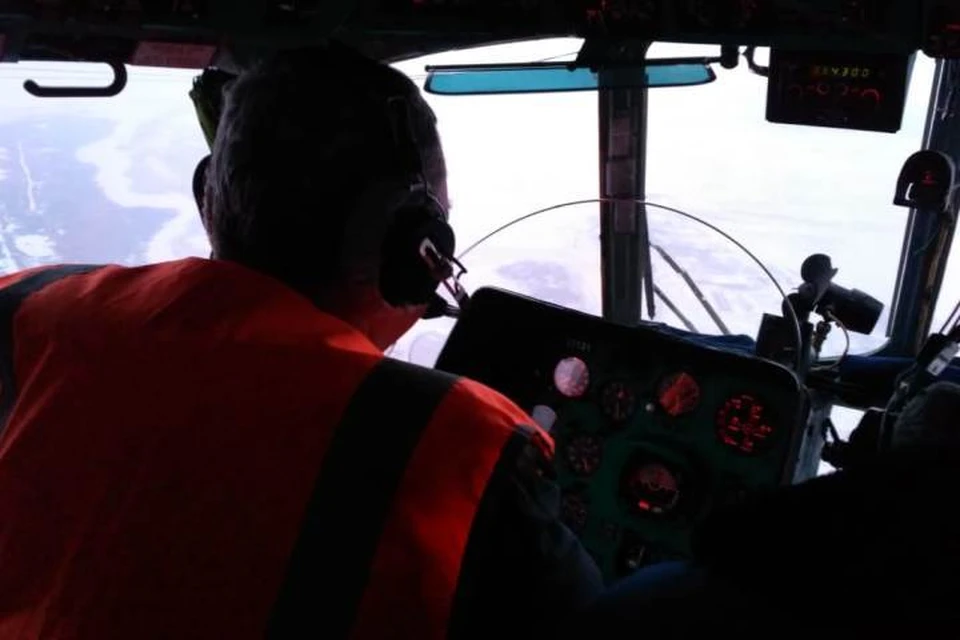 Замерзшего в кузбасской тайге мужчину эвакуируют на вертолете. ФОТО: МЧС России по Республике Хакасия