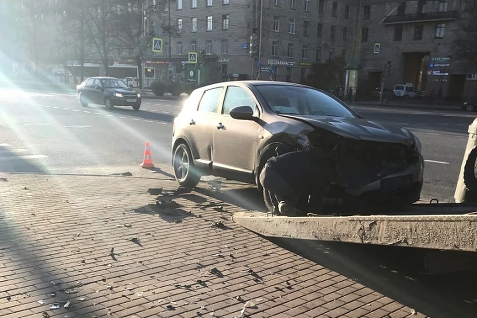 На Московском проспекте автомобиль Kia Rio столкнулся с Nissan и вылетел на тротуар