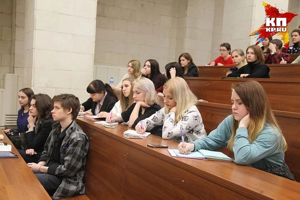 Студенты много занимались, сегодня можно отдохнуть.
