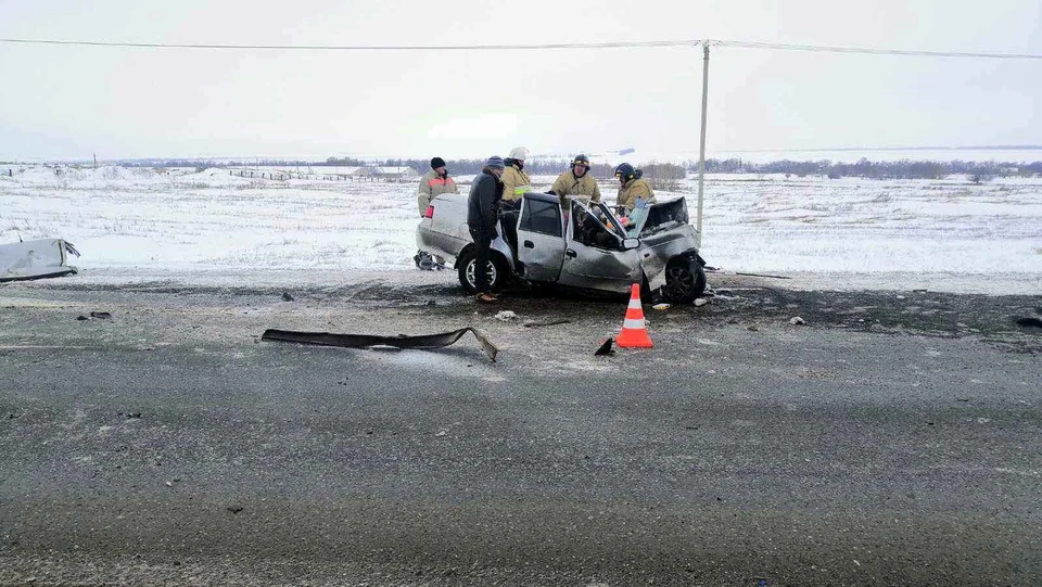 Водитель легковушки предположительно пытался объехать препятствие на своей полосе