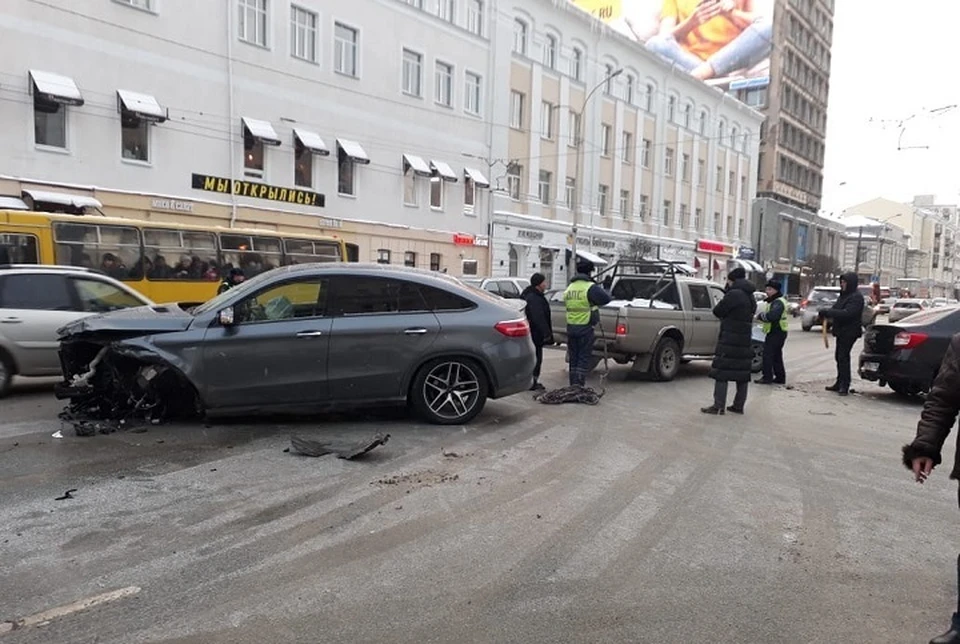 Происшествия в екатеринбурге сегодня. Авария на Малышева Екатеринбург. Авария на Малышева сейчас. Екатеринбург авария по Малышева.