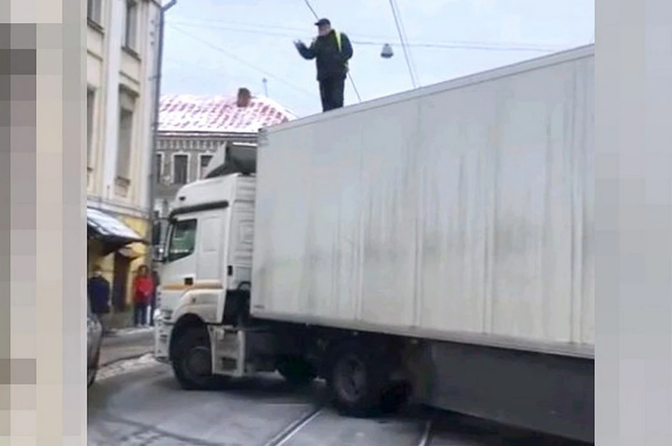 Новокузнечанин перегородил фурой дорогу в Москве. ФОТО: кадр видео Андрея Цуканова