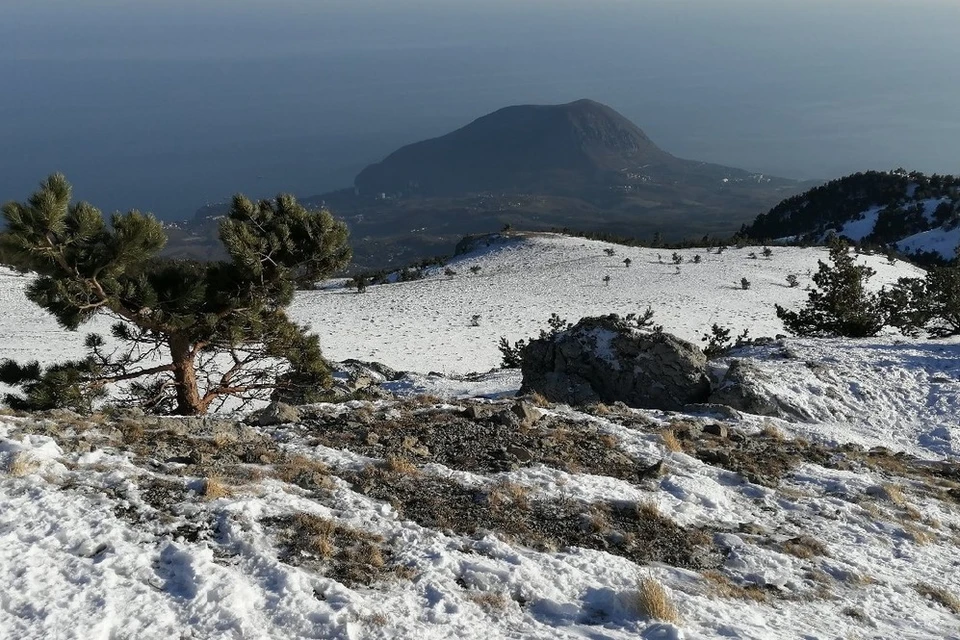 В горах Крыма лежит снег.