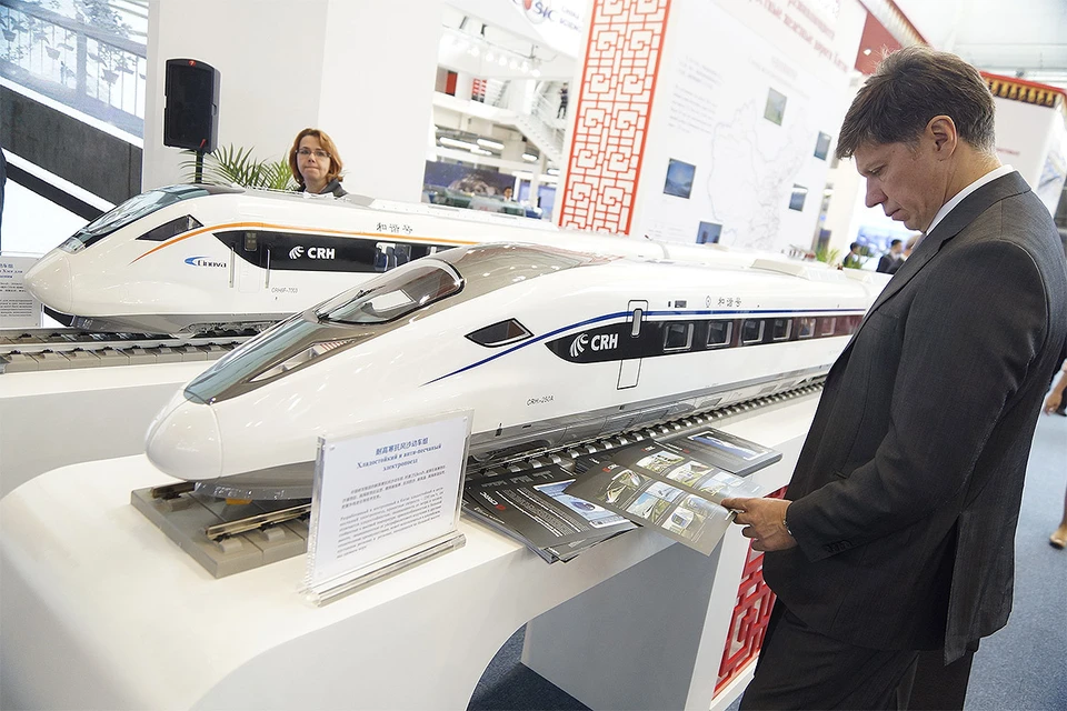 Стенд китайских скоростных железных дорог на выставке в России. Китай занимает лидирующее место в мире по протяженности этих магистралей.