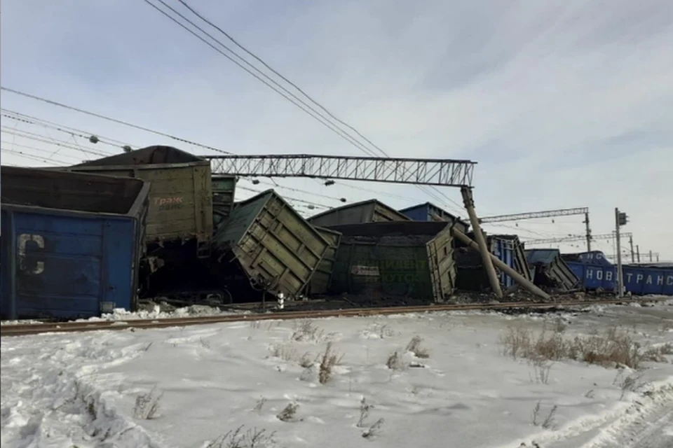 Сход вагонов с углем в Иркутской области: движение открыто по одному пути. ФОТО: Инцидент Иркутск.