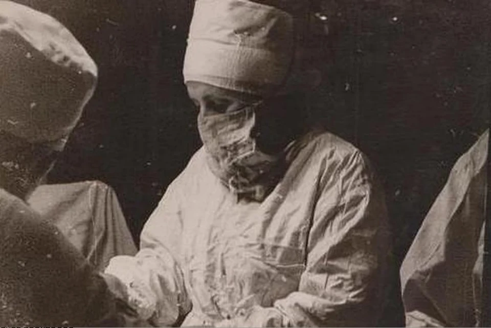 Алла Левушкина в ОКБ, где хотят установить табличку, вместе с отцом нынешнего главврача создала отделение проктологии. Фото: из личного архива.