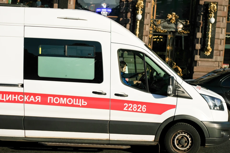 Петербурженка в парадной дома нашла соседа с разрезанным горлом