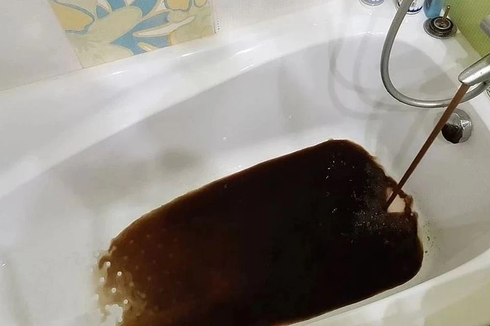 Преимущественно жители жалуются на неестественный запах и цвет воды. Фото: Архив КП