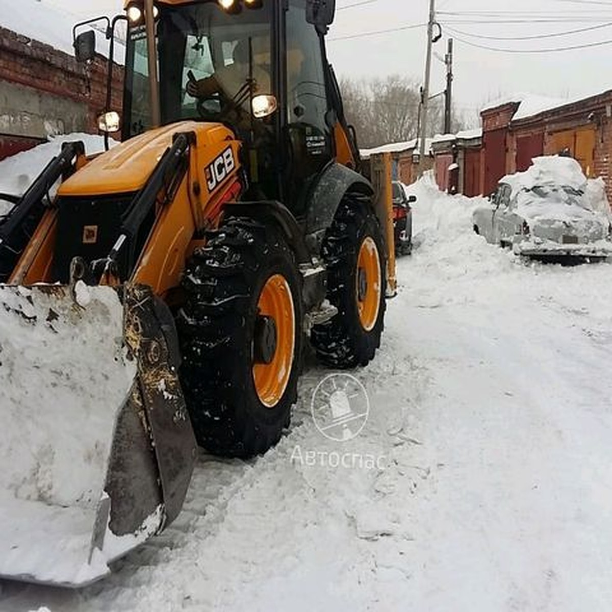 «Не заметил в сугробе»: тракторист, чистящий снег, повредил раритетное авто  сибиряка - KP.RU