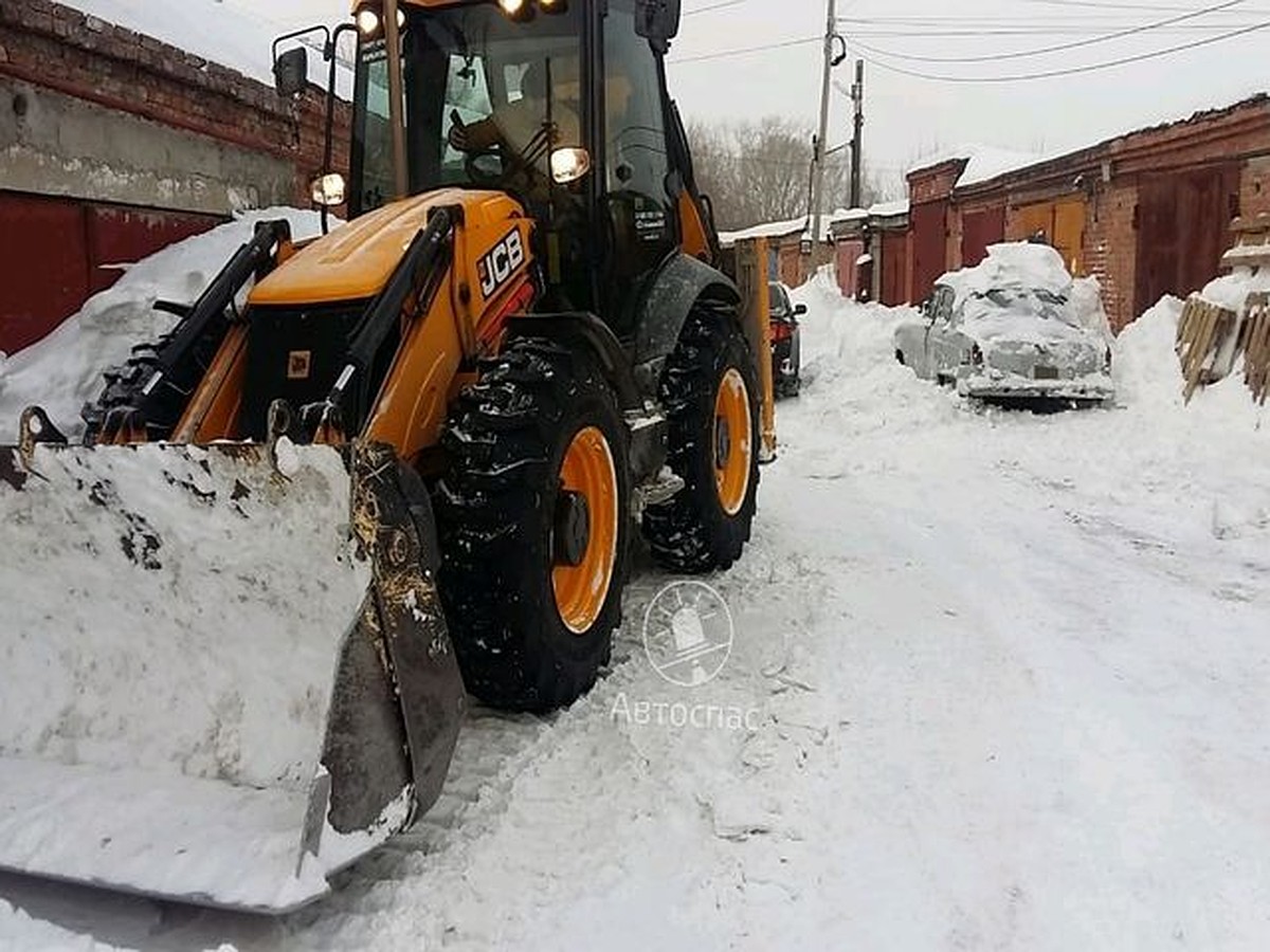 Не заметил в сугробе»: тракторист, чистящий снег, повредил раритетное авто  сибиряка - KP.RU