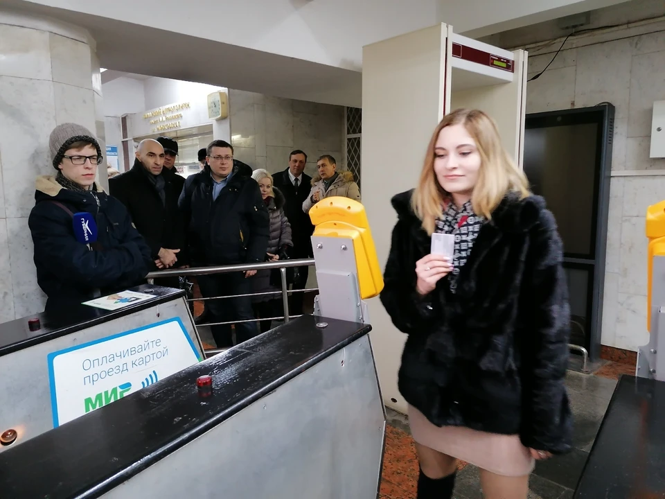 Сейчас для того, чтобы пополнить карту, нужно обращаться в кассу метро