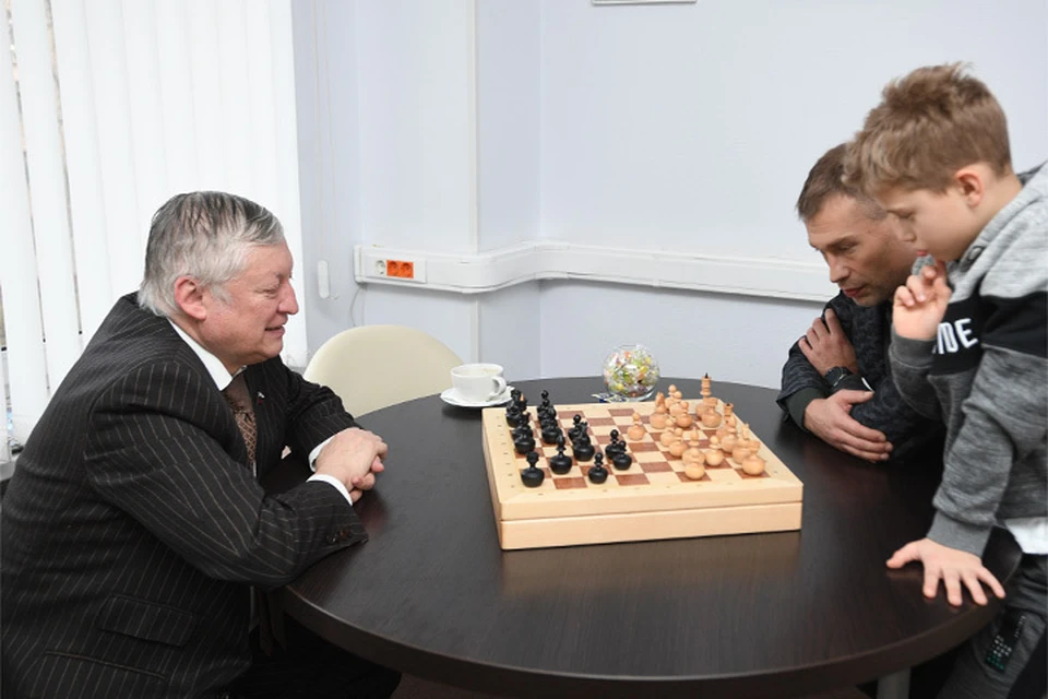 Василий Березуцкий с сыном и Анатолий Карпов играют в шахматы на Радио«Комсомольская правда»