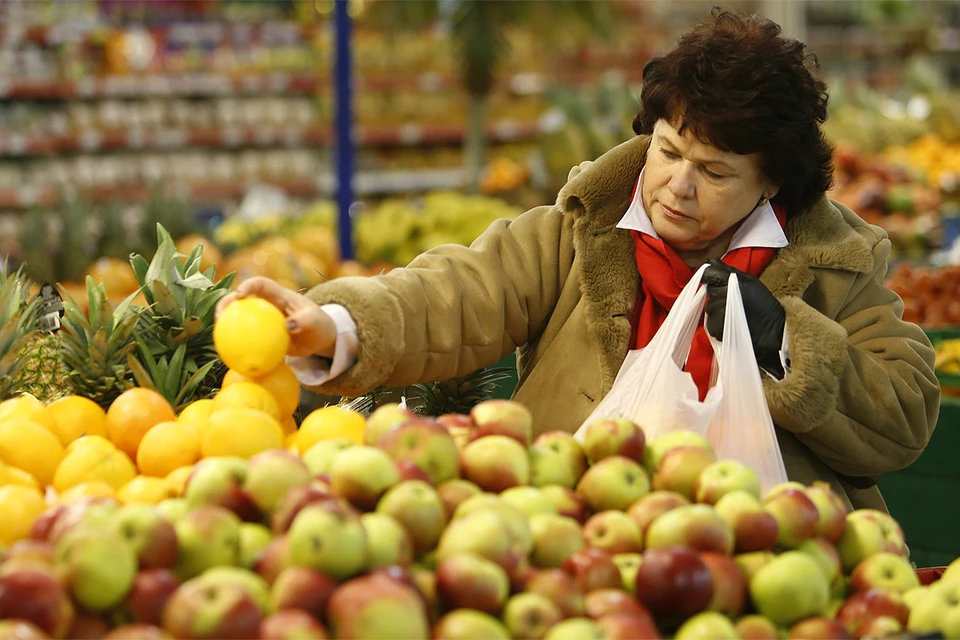 Среди прочих товаров, Китай поставляет в Россию многие фрукты, овощи, упаковочные материалы. На фоне новостей об опасном коронавирусе крупные магазины временно отказываются от этой китайской продукции.