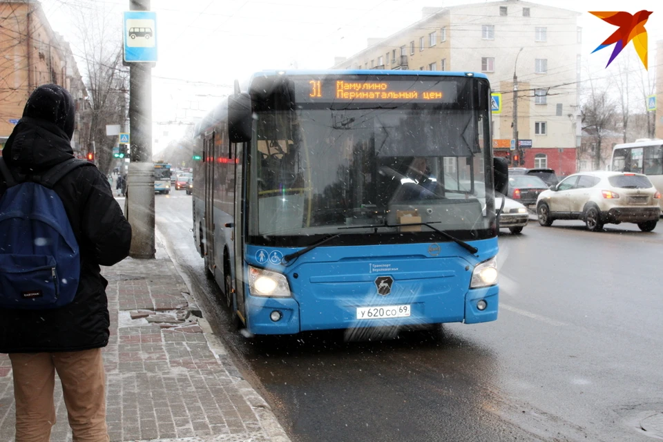Очередной новый автобус пришёл к очередной остановке.