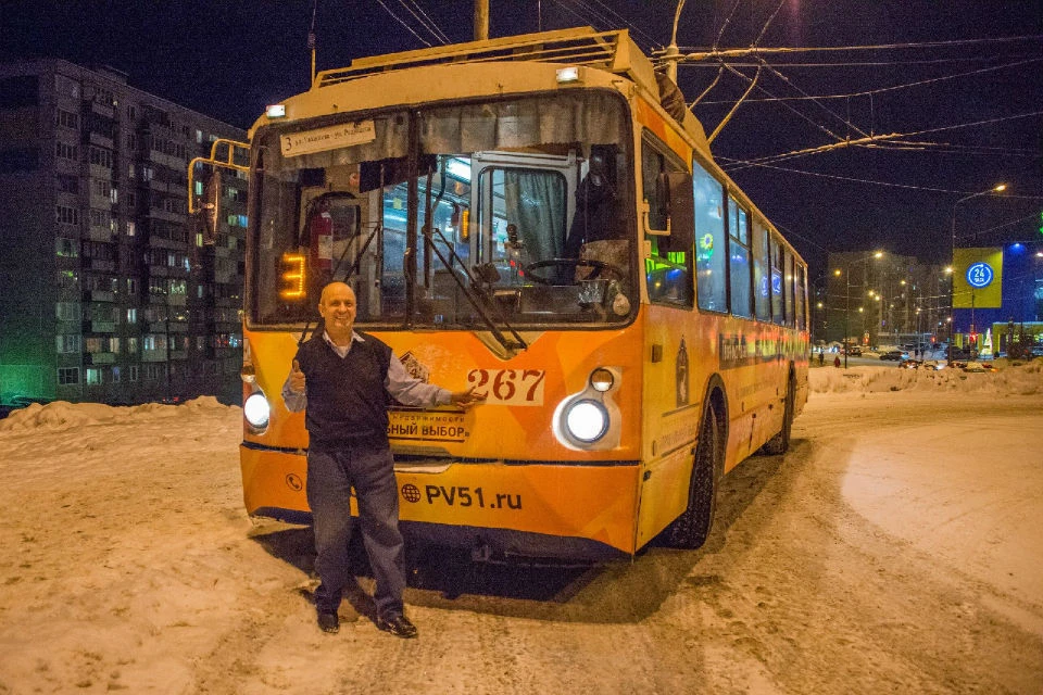 Самый известный водитель троллейбуса ушел на пенсию. Кто же теперь будет радовать северян стихотворениями?
