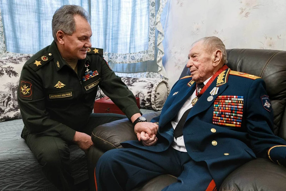 Министр обороны РФ Сергей Шойгу и маршал Дмитрий Язов