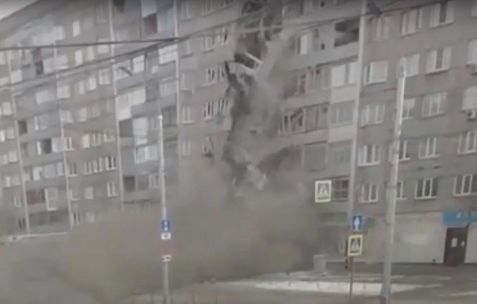 «Руки-ноги задрожали»: на видео метеорит протаранил жилой дом в центре Красноярска. Фото: Регион 24.