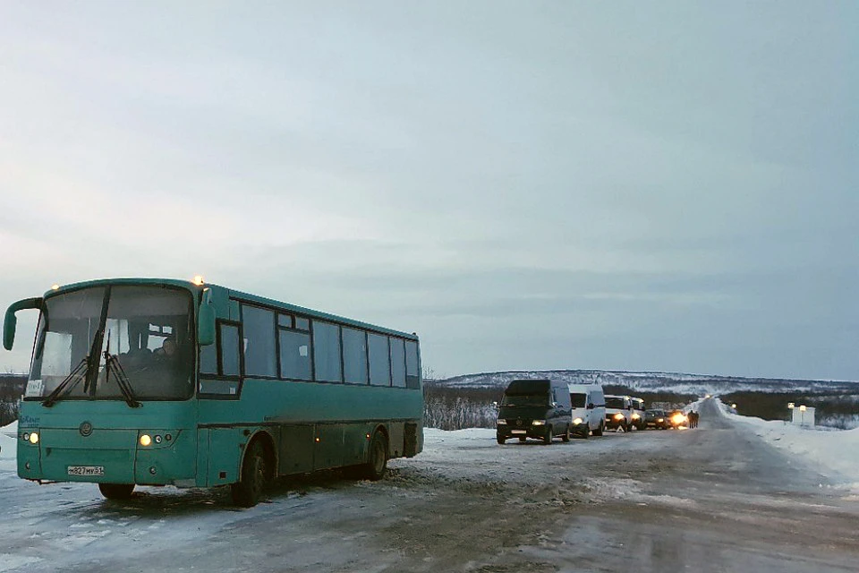На обратном пути снегоуборочная техника будет сопровождать рейсовый автобус. Фото: Моя Териберка"