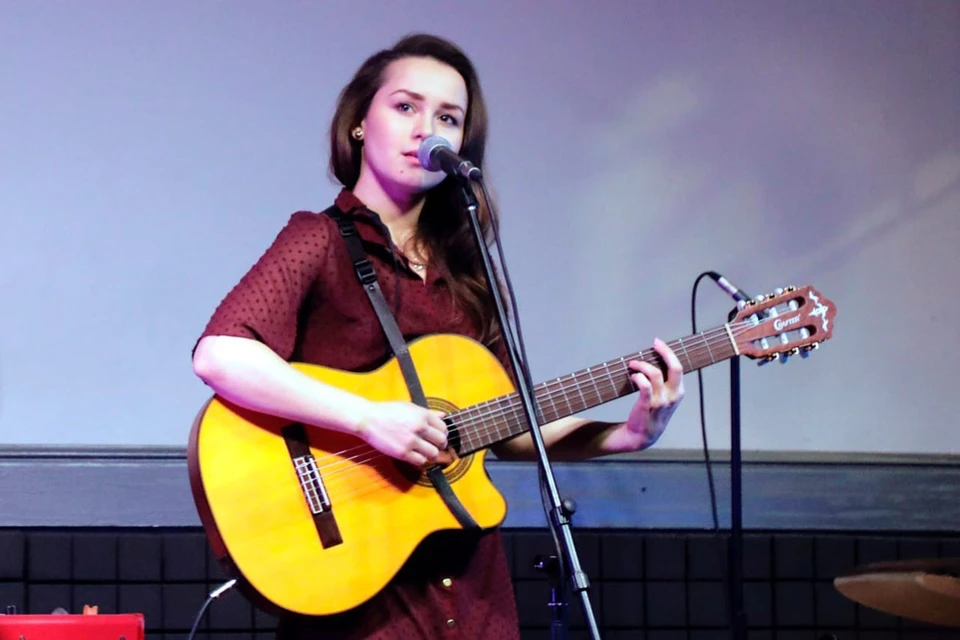 23-летняя певица из Молдовы Таис Логвиненко была участницей телевизионного шоу "Х-фактор. Главная сцена", где завоевала признание судей и зрителей благодаря вокальным талантам и игре на гитаре.