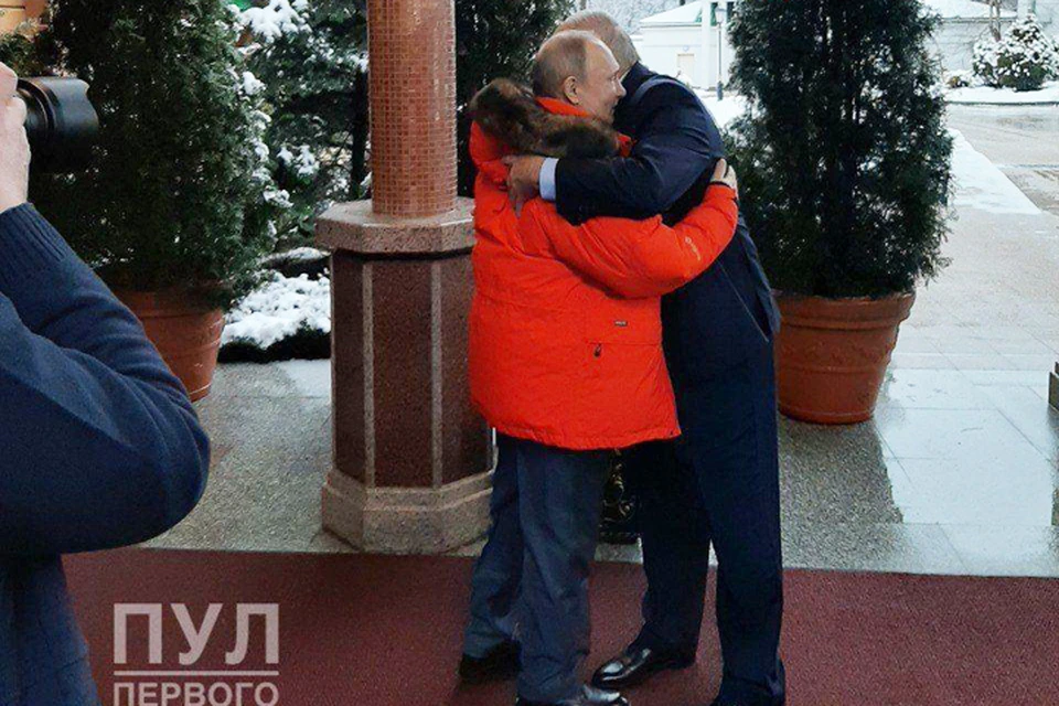 Владимир Путин одетый в деловой костюм и красный пуховик, встретил Александра Лукашенко на крыльце корпуса. Фото: телеграм-канал "Пул Первого".