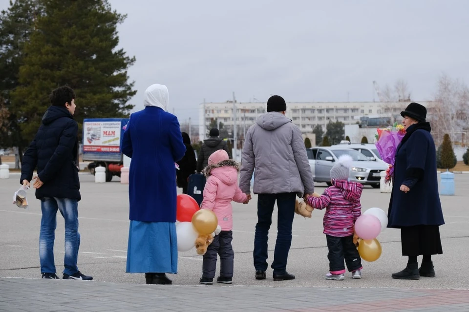 Спустя пять лет две сестрички вернулись домой из Сирии. Фото администрации Астраханской области.