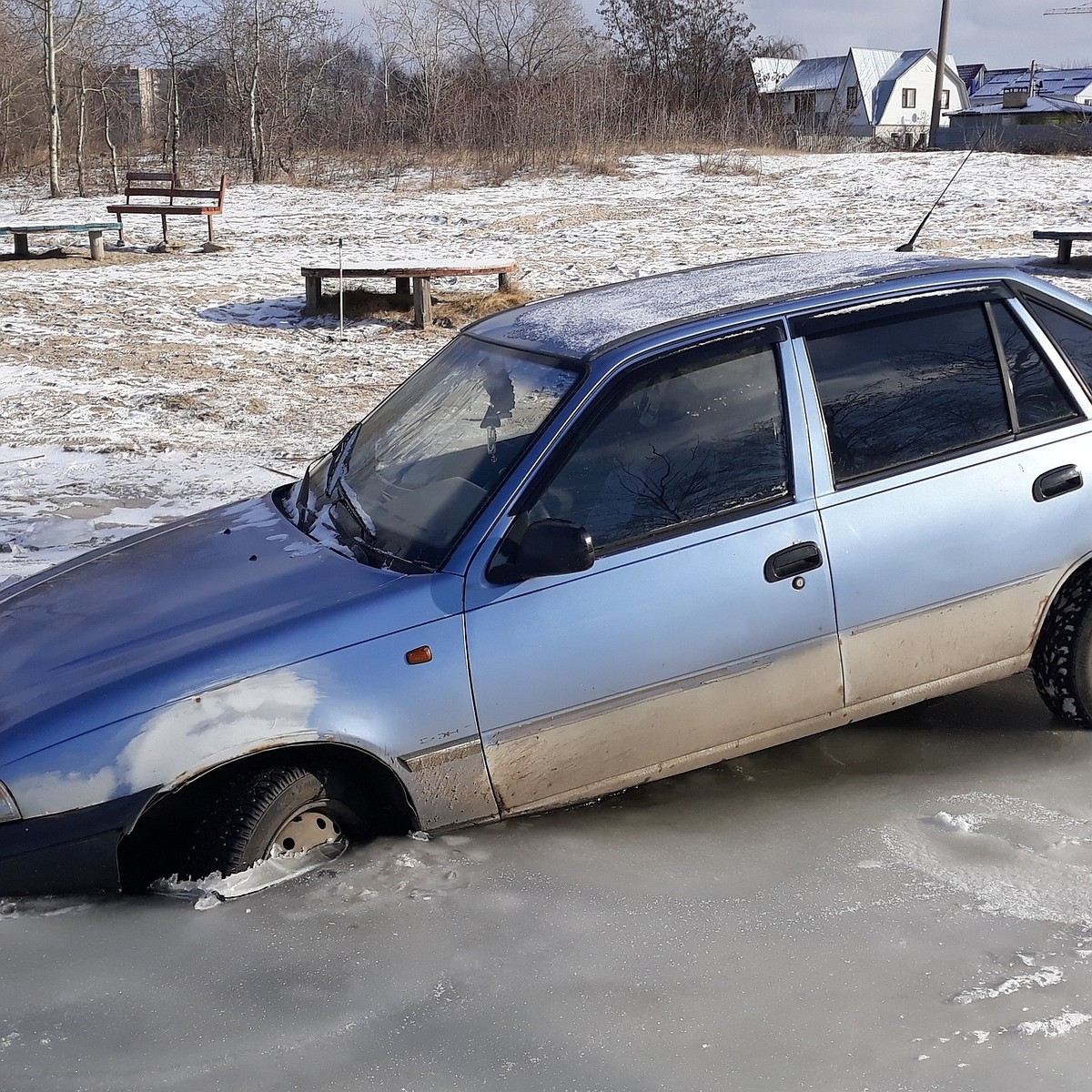 В Воронеже автомобиль Daewoo Nexia частично провалился под лед  водохранилища - KP.RU