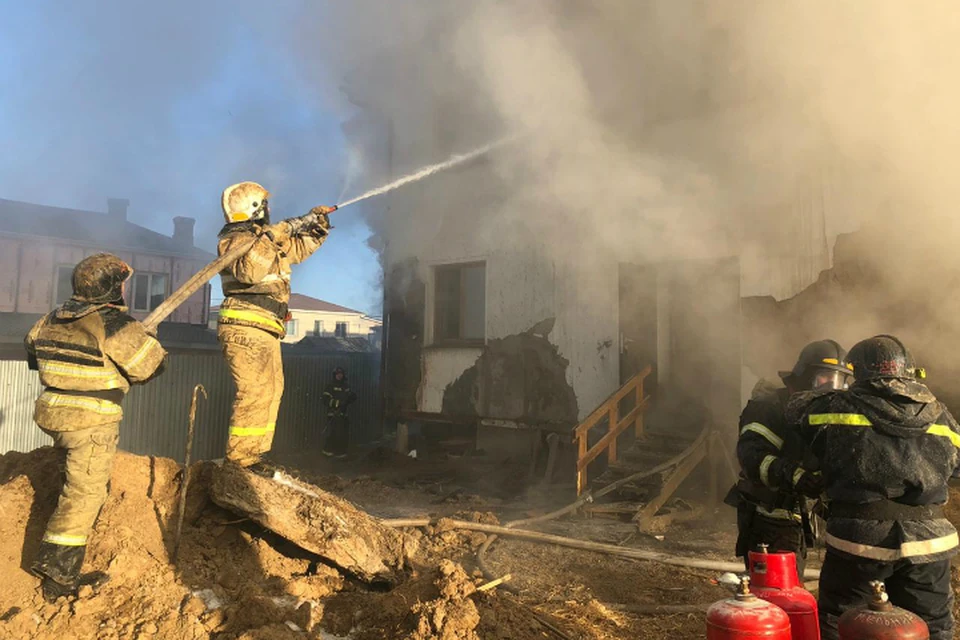 От пламени в Хабаровске спаслись 10 жильцов дома на улице Черемуховой