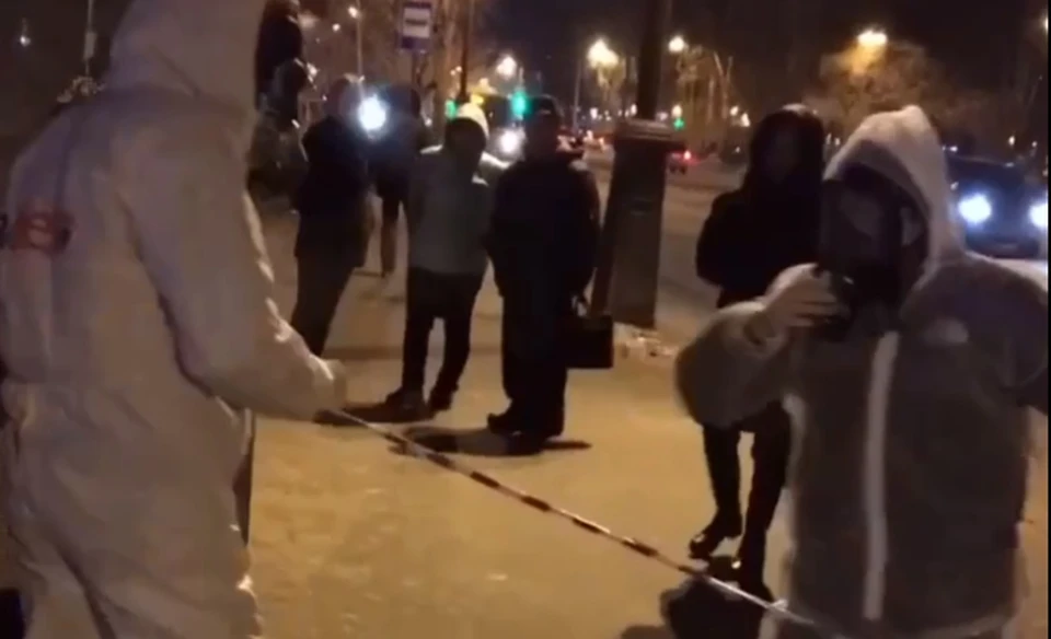 Полиция заинтересовалась тюменскими пранкерами, снявшим видео о коронавирусе. Скриншот из видео.