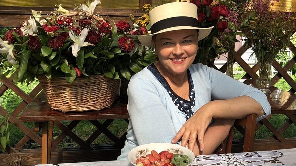Больная раком груди Александра Яковлева после химиотерапии показала себя  без волос - KP.RU