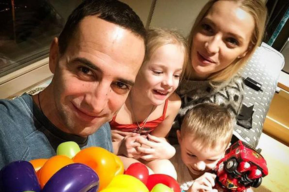 Екатерина Вилкова и Илья Любимов воспитывают двоих детей - дочку Павлу и сына Петра.