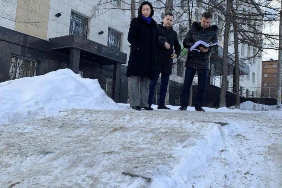 Наталья Котова у спуска на улице Калинина. Его очистят от снега. Вдоль ступеней установят перила. Фото: соцсети.
