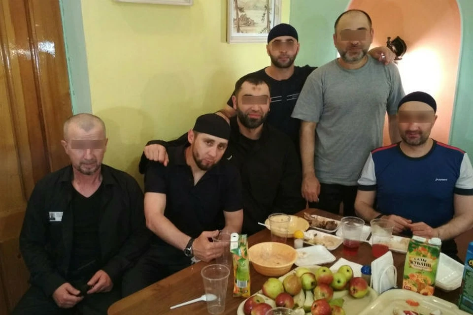 Фотографии с застолья, якобы сделанные в иркутской исправительной колонии №3, появились в соцсетях. Фото: аккаунт Ислам Ирон во "ВКонтакте".