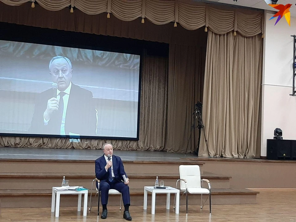 Губернатор Валерий Радаев на встрече с жителями Солнечного-2. Фото Алины Маликовой