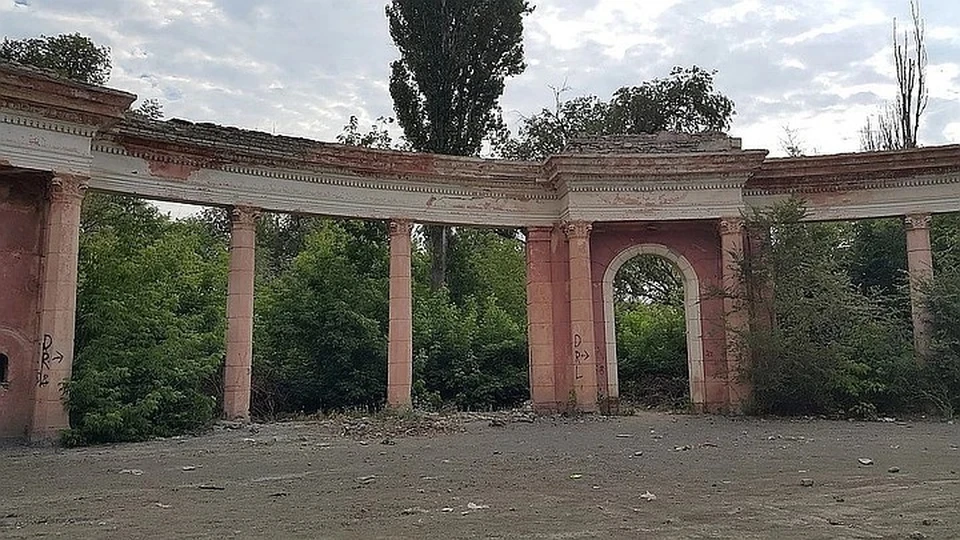 Сейчас "Монолит" практически разрушен.