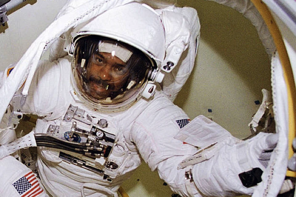 Еще мгновение и афро-американец окажется в открытом космосе, став первым среди соплеменников.