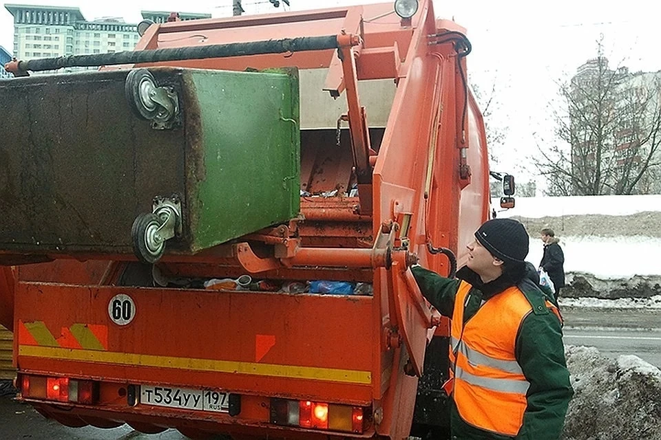 Компания «Экология-Новосибирск» хочет поднять цены на вывоз мусора. Фото: Олег АДАМОВИЧ