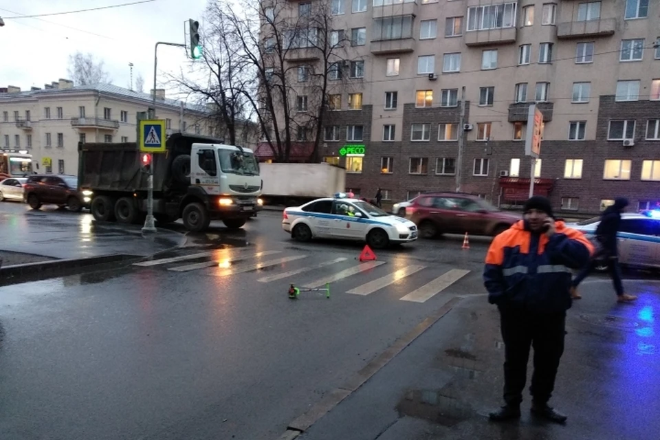 В Петербурге грузовик снес женщину с двухлетней малюткой на "зебре". Фото: vk.com/spb_today