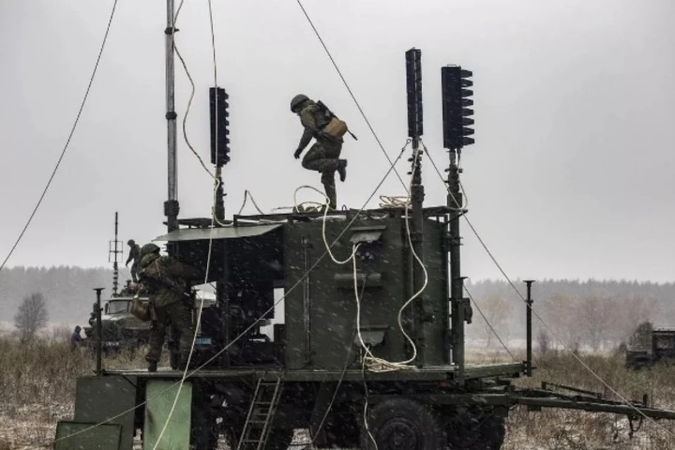 Украинские боевики пригнали станцию радиоэлектронной борьбы для противодействия работе ОБСЕ у Золотого. Фото: Фейсбук