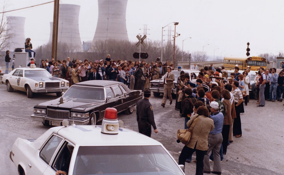Президент Джимми Картер покидает АЭС Три-Майл-Айленд после личного визита 1 апреля 1979 года