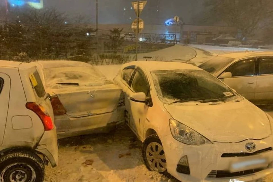Снегопад стал причиной массовых ДТП во Владивостоке. Фото: AK_VDK, dps_vl