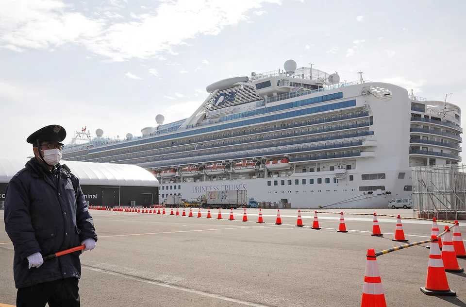 Круизный лайнер Diamond Princess стоит в порту японского города Йокогама под усиленной охраной.