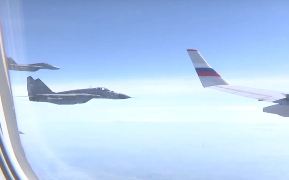 Минобороны опубликовало видео почетного сопровождения самолета Шойгу сербскими истребителями
